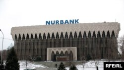 Логотип Нурбанка на здании в центре города Алматы. Декабрь 2008 года.
