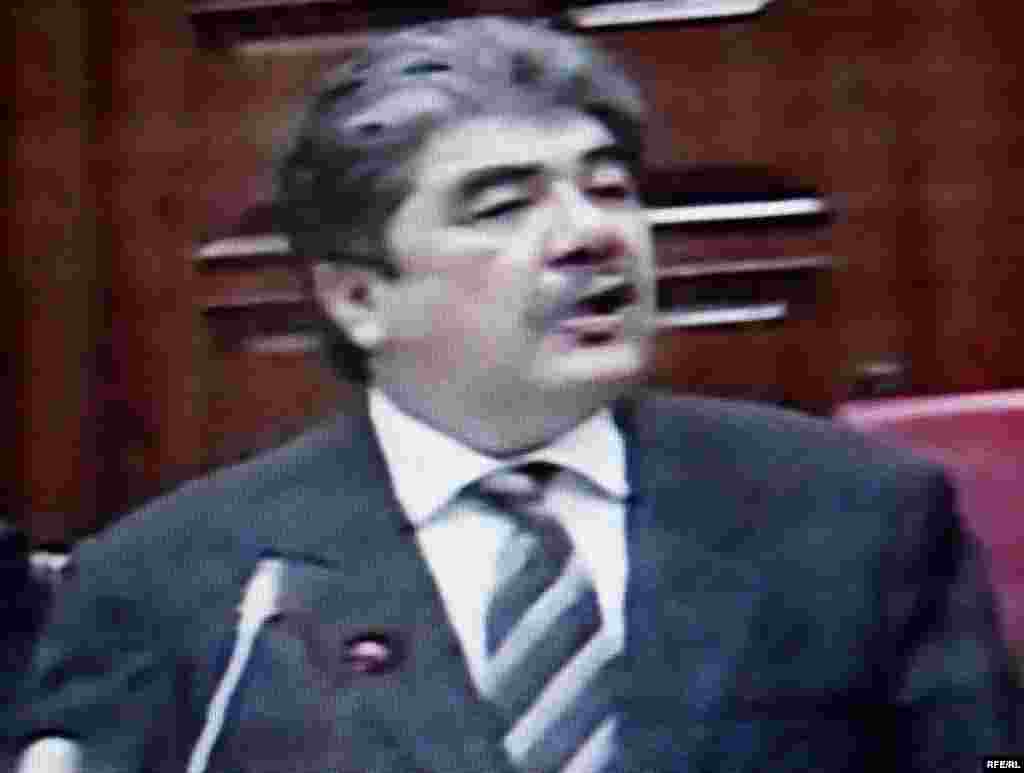 د مخابراتو وزارت ته کاندید عبدالقدوس په وسلي جرګه کې د وکیلانو پوښتنې ځوابوي