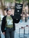 Студентка УАЛ під час акції Burning Call for Human Rights у Братиславі. Словаччина, квітень 2026 року