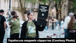 Студентка УАЛ під час акції Burning Call for Human Rights у Братиславі. Словаччина, квітень 2026 року