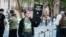 Студентка УАЛ під час акції Burning Call for Human Rights у Братиславі. Словаччина, квітень 2026 року