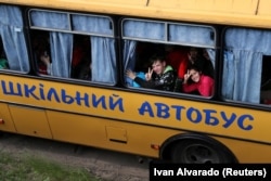 Djeca u školskom autobusu evakuisana su iz rusko okupiranog grada Kupijansk na periferiji Harkiva 30. maja.