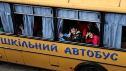 Діти під час евакуації із захопленого російськими військами міста Куп’янська на Харківщині, 30 травня 2022 року