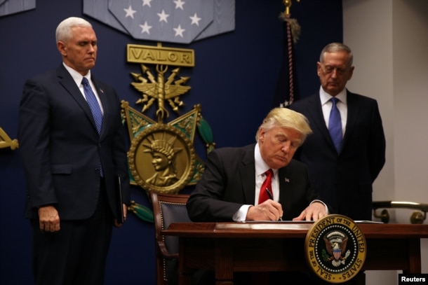 Президент Трамп подписывает указ о предотвращении въезда в страну террористов, приостановивший допуск в США граждан 7 стран