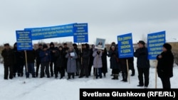Участники митинга против изъятия земли под государственные нужды. Астана, 14 марта 2015 года.