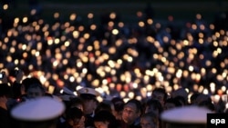 В память о погибших студентах зажгли сотни свечей