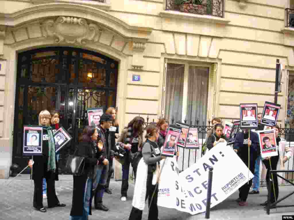 About 20 activists from Reporters Without Borders (RSF) begin their demonstration outside the Turkmen Embassy. - photo by Ahto Lobjakas About 20 protesters forced their way into the Turkmen embassy in Paris, demanding information about the fate of Turkmen journalists imprisoned or killed for their views. The demonstrators demanded to speak with either the Turkmen ambassador or the foreign minister, who is in Paris for a Central Asia-European Union forum. French police declined to get involved, saying the embassy building is Turkmen territory and police do not have right to enter. French diplomatic security officers negotiated with the protesters to end the standoff, which ended peacefully.