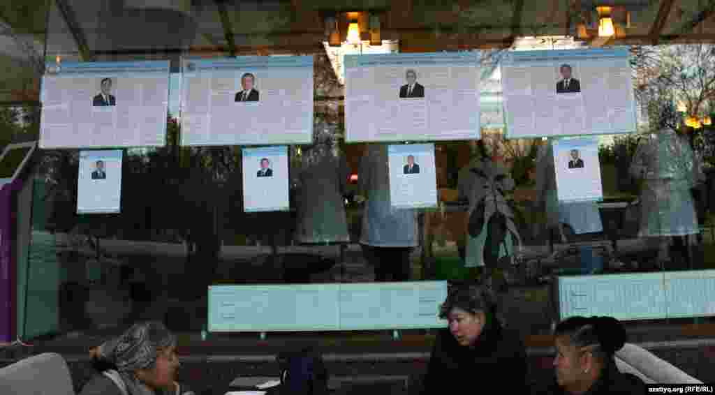 Постеры кандидатов в президенты Узбекистана в одном из кафе, расположенном на проспекте Дружбы Народов в Ташкенте.