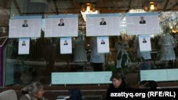 Daşkənddə Xalqlar Dostluğu prospektində yerləşən bir kafedə prezidentliyə namizədlərin posterləri.