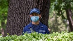 Сотрудник полиции в Парке имени 28 гвардейцев-панфиловцев. Алматы, 9 мая 2020 года.