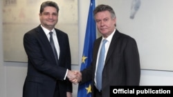 Belgium - EU Commissioner for Trade Karel De Gucht (R) meets with Armenian Prime Minister Tigran Sarkisian, 5Dec2011.