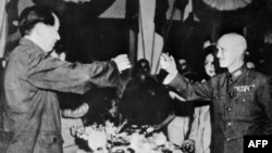Мао Цзэдун һәм Чан Кайши (у), 1945 елның сентябре