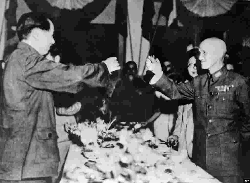 دیدار مائو با دشمن سرسختش&nbsp;چیانگ&nbsp;کای&nbsp;شک (کومینتانگ)، دو رهبر برای نبرد با زاپن متحد شدند