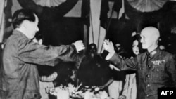 Чан Кайши и Мао Цзедун поднимают тост за победу над Японией. Сентябрь 1945 г.