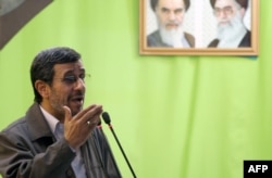 Бывший иранский президент Махмуд Ахмадинеджад на фоне портретов аятолл Хомейни и Хаменеи