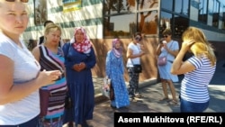 Баспана мәселесін шешіп беруді сұраған оншақты ана әкімдікке жиналды. Нұр-Сұлтан, 19 шілде, 2019 жыл