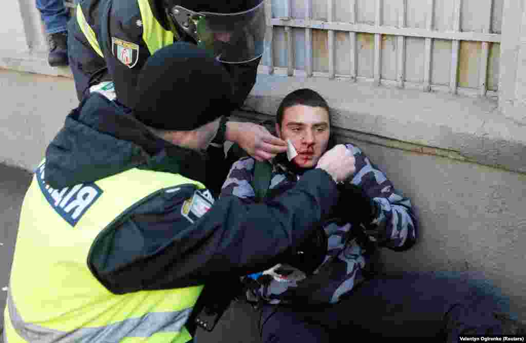 УКРАИНА - Двајца украински полицајци се примени во болница по судирот со антивладините демонстранти во близина на зградата на украинскиот парламент во Киев.