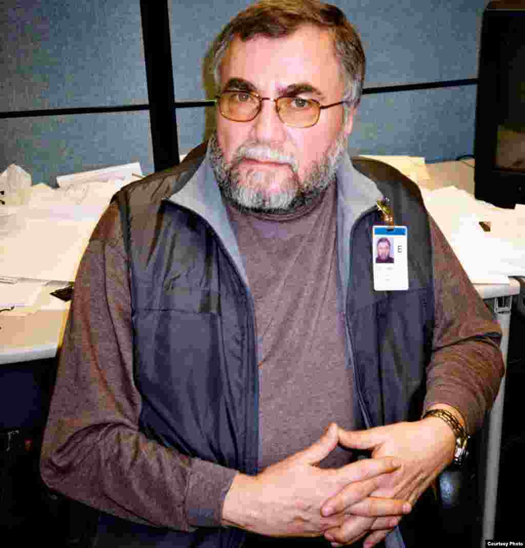 Поэт Алексей Цветков. На РС работал в 1989-2007 годах, вел программу "Седьмой континент". Сейчас живет в США.