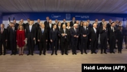 Udhëheqësit botëror gjatë pritjes nga presidenti i Izraelit, Reuven Rivlin. 