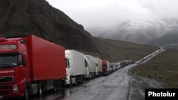 Բեռնատարներ Լարսի անցակետում, արխիվ