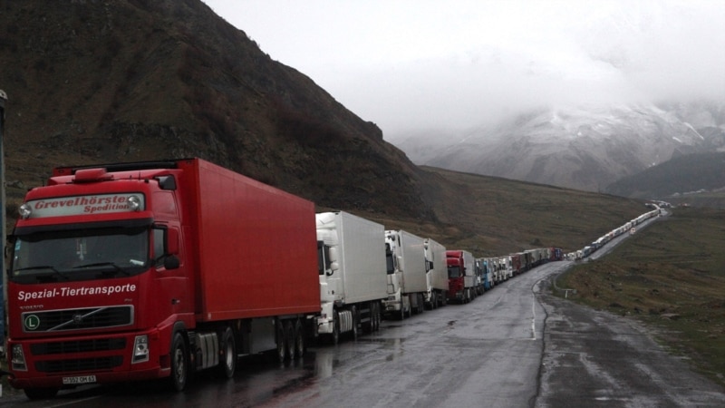 Дорога к грузино-российской границе закрыта для грузовых машин