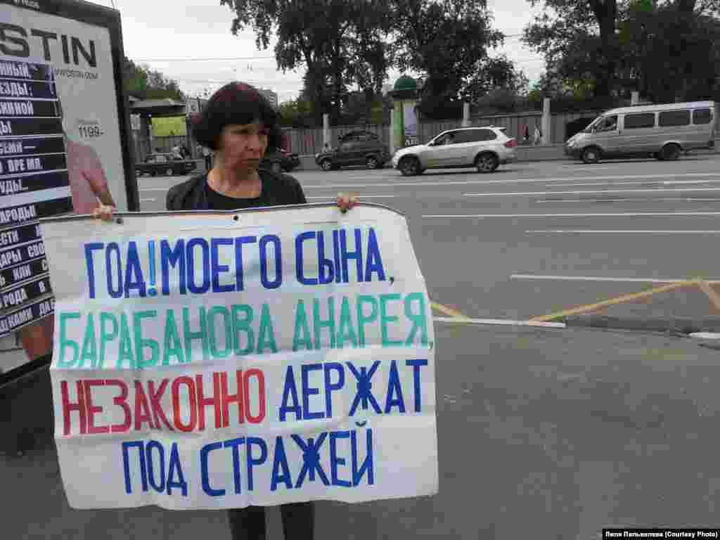 Мать Андрея Барабанова - Татьяна - на пикете с плакатом в защиту своего сына, арестованного год назад, 28 мая
