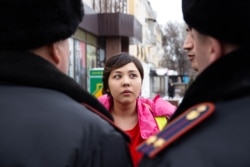 Журналистка Асем Жапишева во время беседы с полицейскими. Алматы, 22 февраля 2020 года.