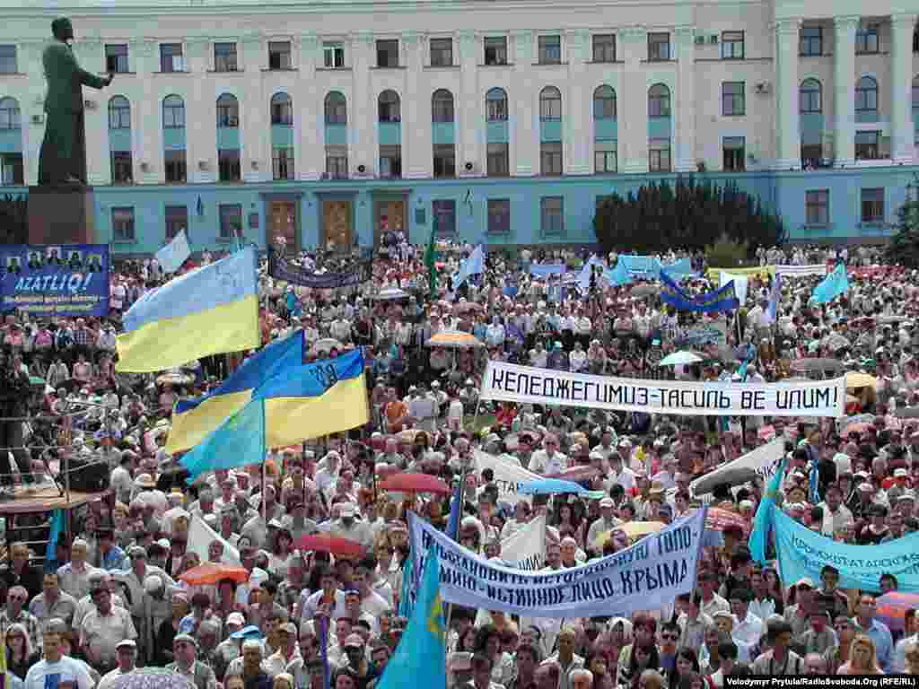Митинг в День памяти жертв депортации крымскотатарского народа из Крыма на центральной площади Симферополя, 2007 год