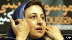 شیرین عبادی می گوید که نحوه برگزاری انتخابات مجلس هشتم با با تعهدات بین‌المللی دولت ایران همخوانی ندارد.(عکس: AFP)