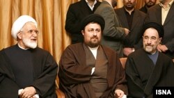Hassan Khomeini (center), with reformist cleric Mehdi Karrubi (left) and ex-President Mohammad Khatami