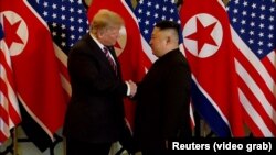 Trump (solda) və Kim Jong Un