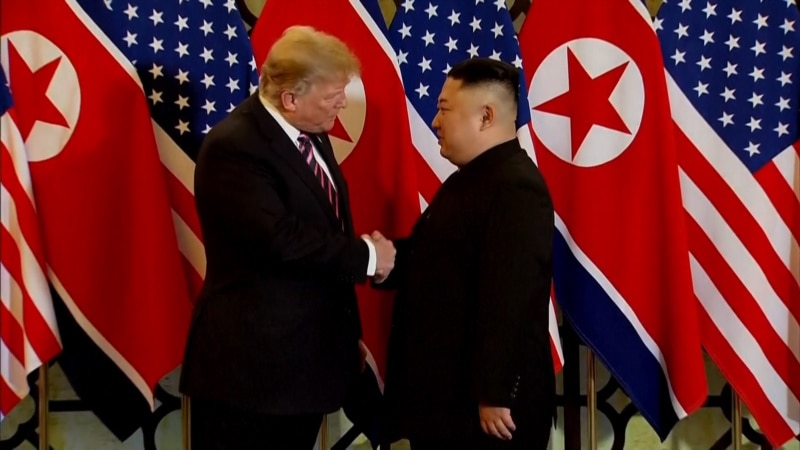 Трамп и Ким Џонг Ун се поздравија и се сликаа во Виетнам