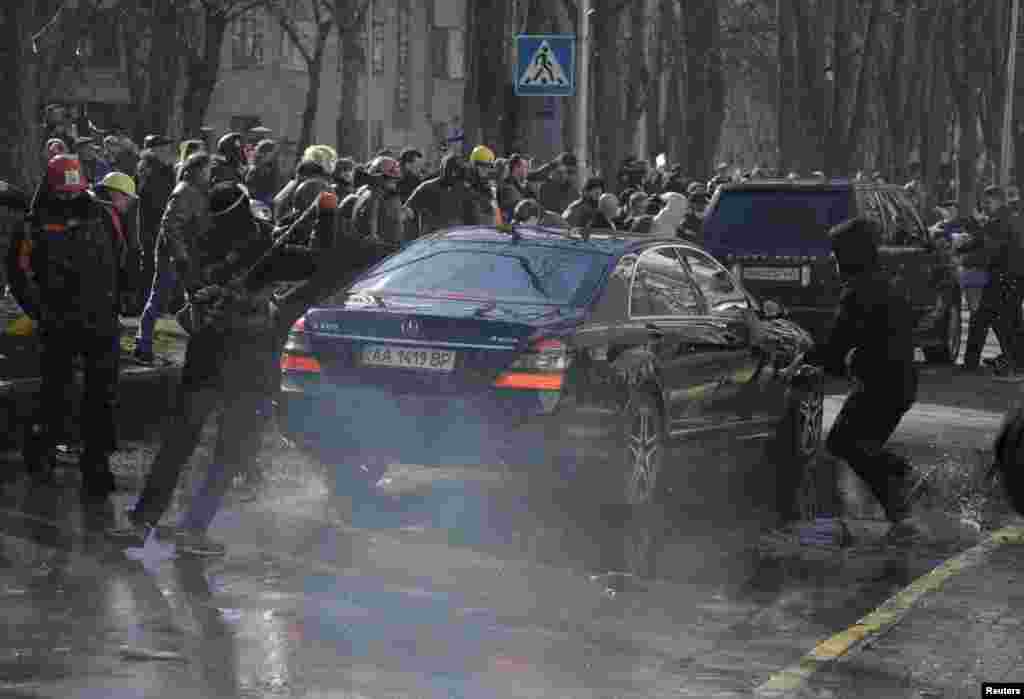 За повідомленнями з соцмереж, в цій машині, що від&#39;їжджає Ради, - депутат