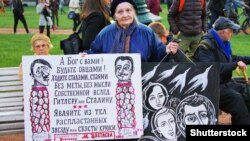 Художница Елена Осипова на акции протеста в Петербурге