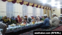 Благотворительный ужин в мечети. Туркменистан (фото из архива)