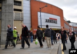 Oameni părăsind centrul comercial Arndale Centre din Manchester