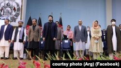 شماری از اعضای هیئت مذاکره کننده حکومت افغانستان در لویه جرگه مشورتی صلح