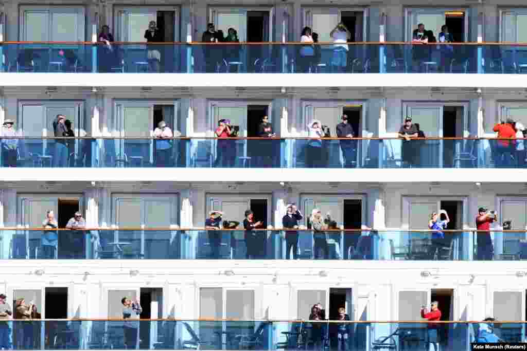 The Grand Princess cruise ship carrying passengers who have tested positive for coronavirus passes the Golden Gate Bridge in San Francisco, California. (Reuters/Kate Munsch)