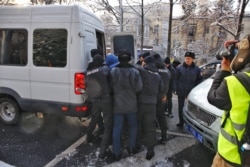 Полицейские задерживают участников митинга в Алматы. 16 декабря 2019 года.