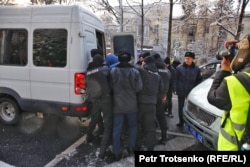 Полиция алаңға келгендерді ұстап жатыр. 16 желтоқсан 2019 жыл.