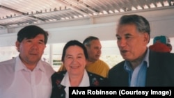 Мухтар Шаханов (солдо), Чыңгыз Айтматов (оңдо) жана профессор Илзе Циртаутас. “Ысык-Көл шеринеси”, Кыргызстан. 18.7.1997.