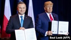 Cei doi președinți după semnarea acordului de cooperare militară la New York