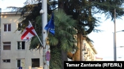 Флаги Грузии и ЕС в Зугдиди
