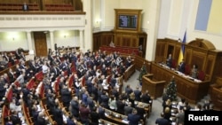 Депутати Верховної Ради аплодують після ухвалення закону про відмову від позаблокового статусу, 23 грудня 2014 року