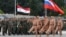 Сирия. 2016-жылдын 4-майында Латакия провинциясындагы Хмеймим аскердик базасында сириялык бөлүк менен биргеликте өткөрүлүүчү Жеңиш күнүнүн парадынын репетициясы учурунда орусиялык жоокерлер марш тээп жатышат.