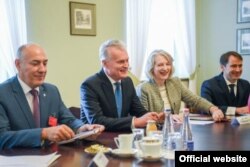 Președintele Nauseda și oficialități lituaniene la întîlnirea cu delegația moldoveană condusă de Maia Sandu