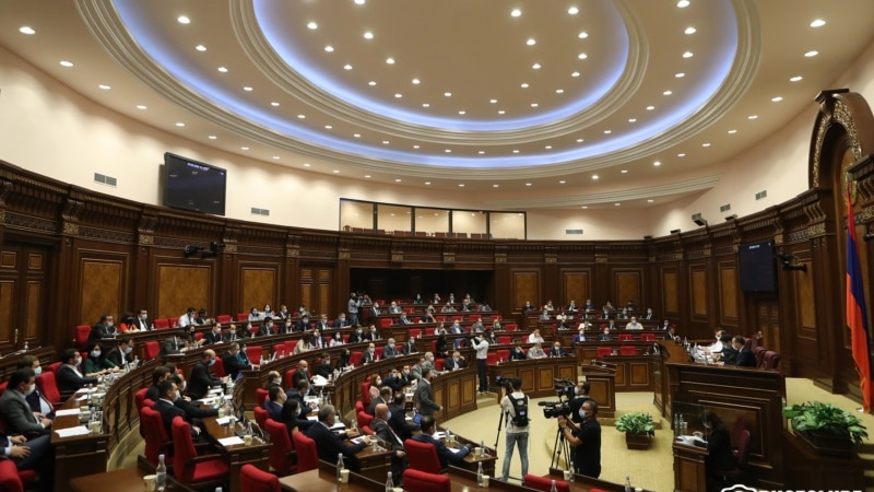 Парламент обсудил законопроект, позволяющий отменить референдум