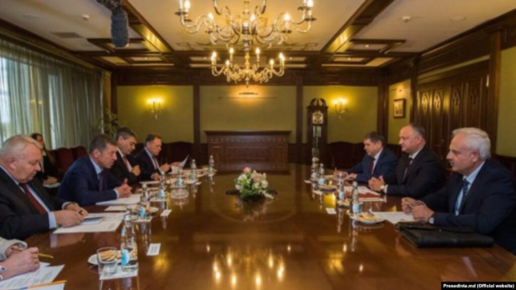 Vicepremierul rus Dmitri Kozak și președintele moldovean Igor Dodon la întrevederea de la Moscova