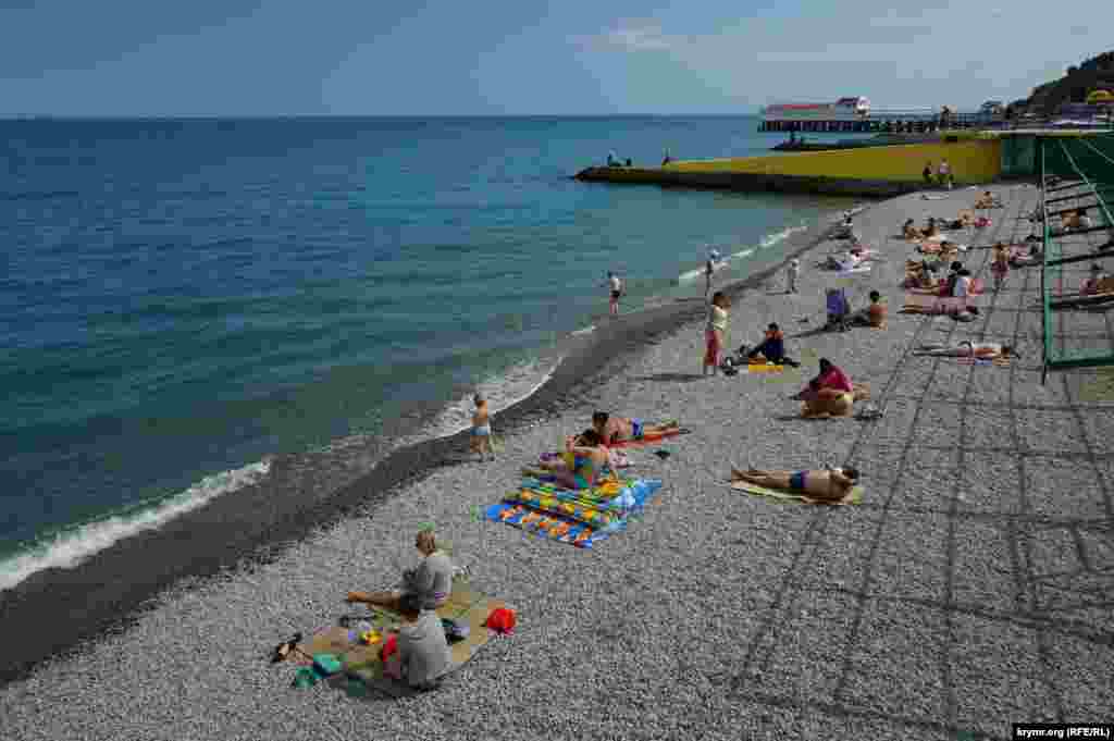 Червень 2015 року. Так виглядав пляж в Алушті на початку курортного сезону