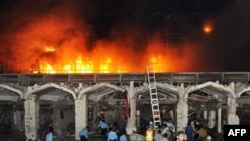 بر اساس گزارش ها، ساختمان هتل ماریوت به شدت آسيب ديد و بر اثر انفجار، بخشی از آن آتش گرفت.(عکس: AFP)